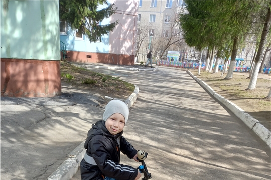 О правилах безопасного катания на велосипеде и самокате.