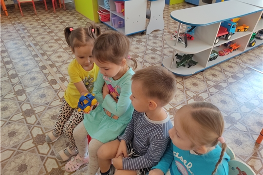 Синий трактор в гостях у ребят