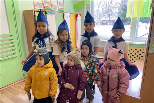 Юные тимуровцы в гостях у малышей