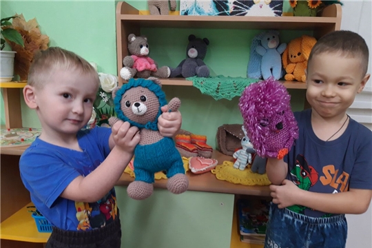 Выставка поделок «Наши мамы не простые – у них руки золотые!»