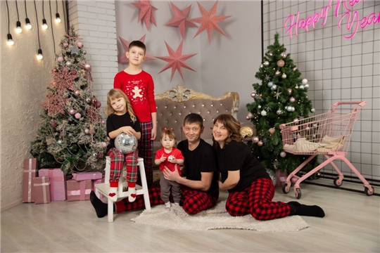 Фоточеллендж " Семейное селфи у новогодней ёлочки"