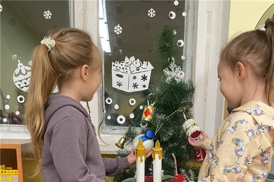 Мы с другом елку зажигали