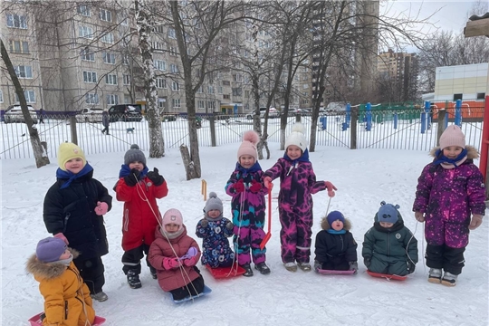 Юные тимуровцы на прогулке с малышами