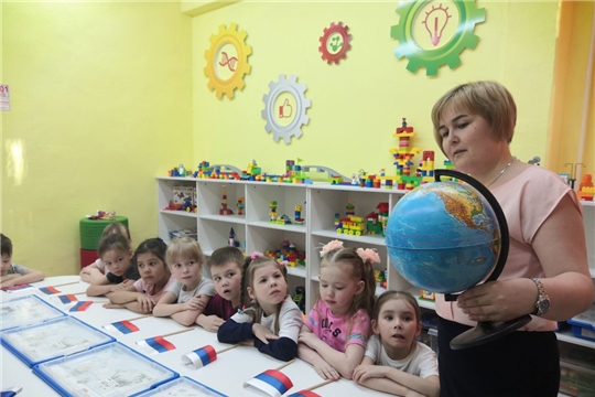 В старшей группе Неваляшки  провели познавательный час "Мы живём в России"