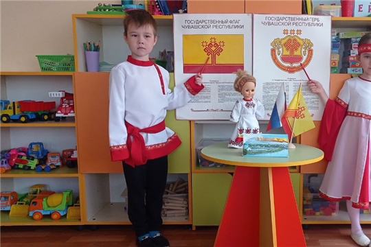 Познавательный час "Мой герб, мой флаг, моя Республика" в группе "Неваляшки"