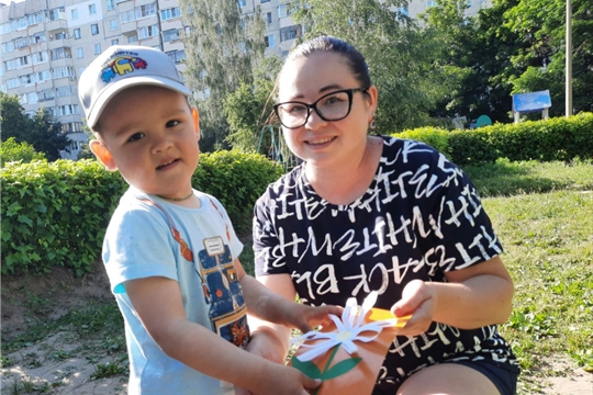 Ребята группы "Светофор" принимают участие в акции "Я дарю тебе ромашку"