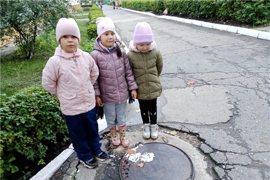 Водоворот у ливневки (опасность от открытых люков на улице)