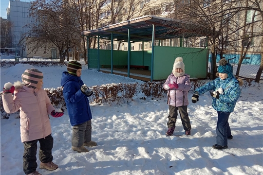 Мне снежком попали в лоб (опасность получения травмы лица во время игр)
