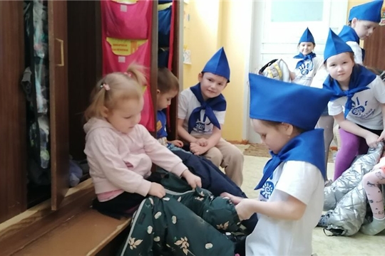 Тимуровцы помогают младшим друзьям