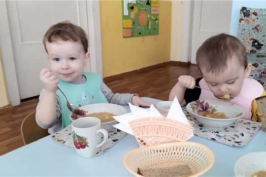 Нужен ли ребенку фартук (слюнявчик) для кормления?
