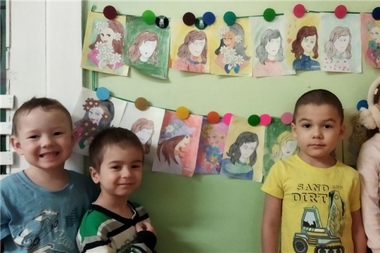Портрет любимой мамочки нарисовали ребята группы "Солнышко"