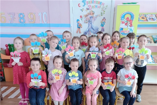 Накануне праздника творческая мастерская открылась в группе "Ласточка"
