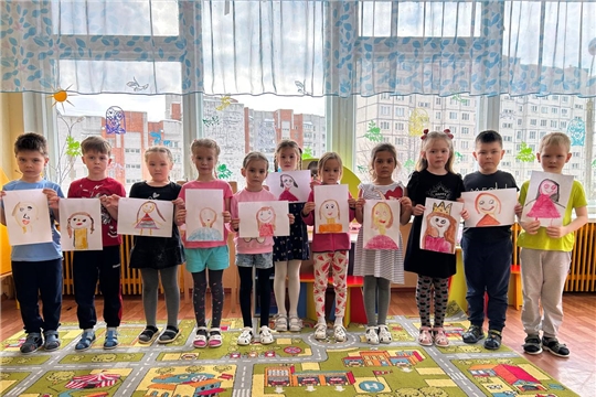 Портрет любимой мамочки нарисовали ребята группы "Неваляшки"