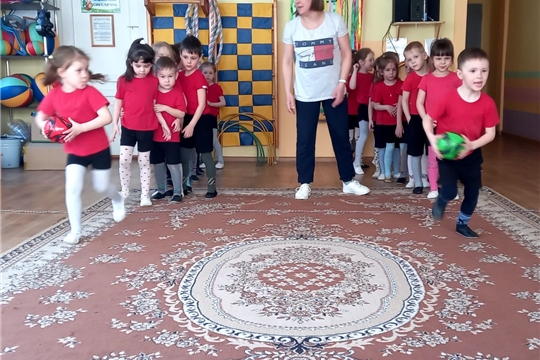 В средней группе "Рябинушка" прошёл спортивный час "Будущие космонавты"