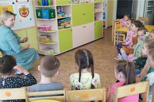Познавательный час "Мой герб, мой флаг, моя Республика" в группе "Солнышко"