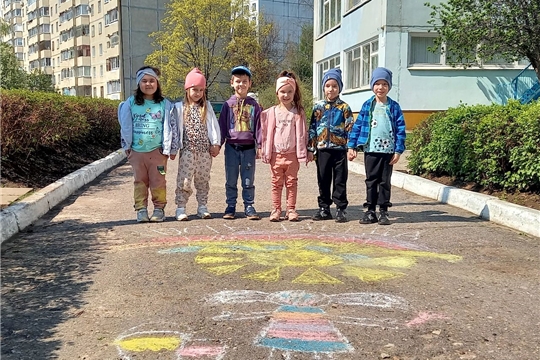 Ребята из группы "Рябинушка" участвовали в конкурсе рисунков на асфальте "Пусть всегда будет солнце"