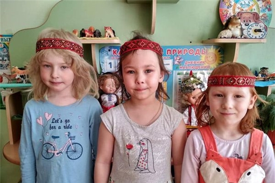 Ребята продолжают знакомиться с чувашской национальной одеждой и  вышивкой