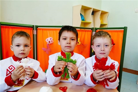 Ребята попробовали изготовить куклы из ниток