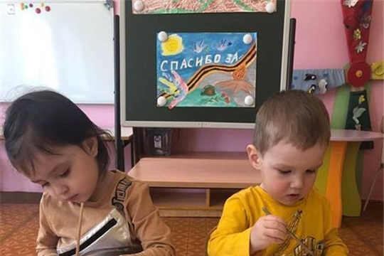 Малыши рассматривали картинки о войне и пробовали нарисовать Вечный огонь