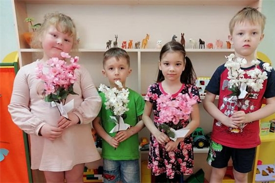 Ребята изготовили символ мира