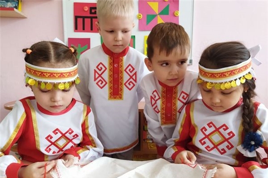 Ребята продолжают знакомиться с чувашской вышивкой