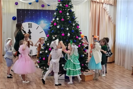 Новогодний утренник в группе "Дельфинчики"