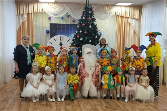 Новогодний утренник в группе "Колобки"
