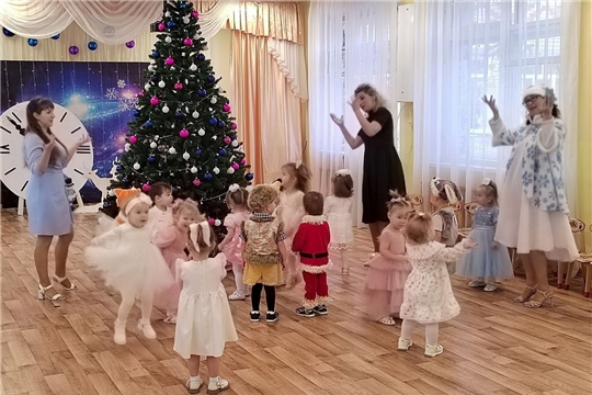 Новогодний утренник в группе "Почемучки"