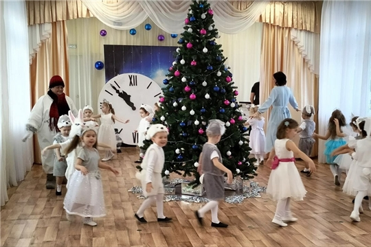 Новогодний утренник в средней группе "Звездочки"