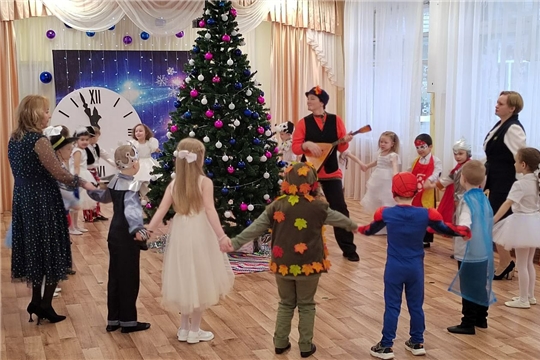 Новогодний утренник в группах "Светлячки" и "Смешарики"