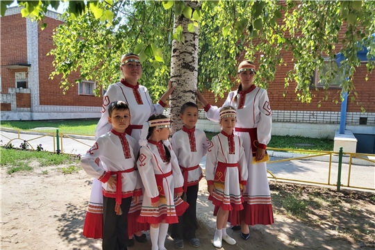 Дефиле чувашских костюмов.