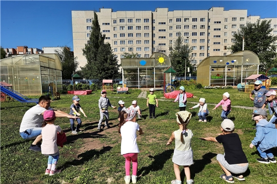Утренняя зарядка на свежем воздухе.