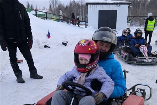 С семьей на прогулке.