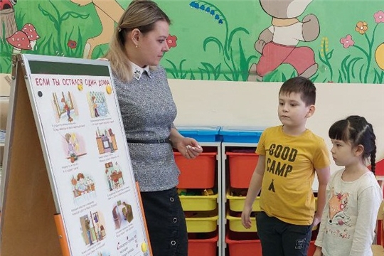 Разговор по домофону. Опасность от незнакомых людей.