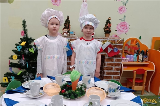 Новогодняя сервировка столов в детском саду.