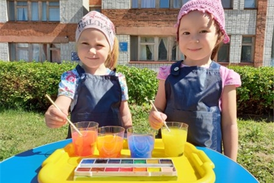 Пейте куклы вкусный сок – эксперименты с водой
