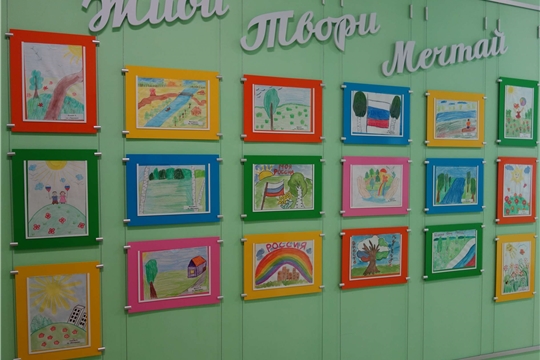 Выставка рисунков «С Днем рождения моя Россия»