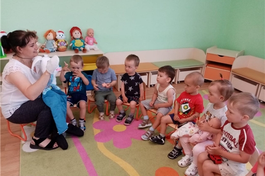 Зайка в гостях у малышей