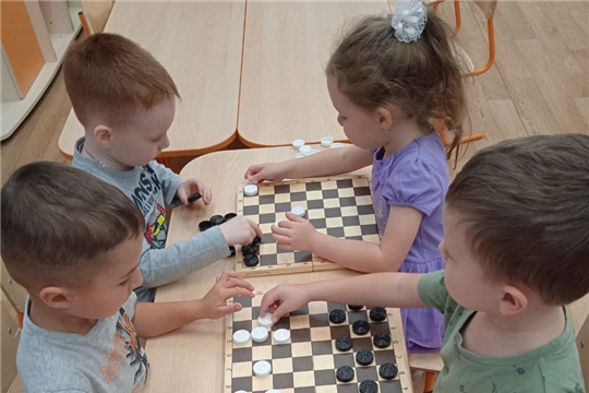 Мы играем шашки