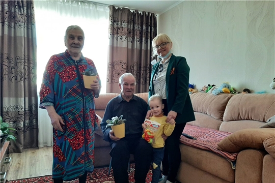 Воспитанники ДОУ поздравили с наступающим Днём Победы и подарили «Цветы ветеранам»