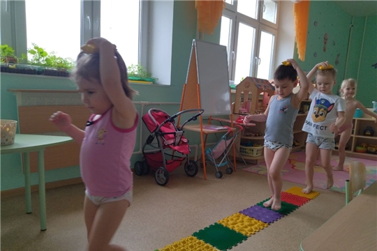Закаливающие гигиенические процедуры после дневного сна
