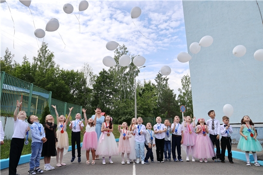 Выпускные балы воспитанников подготовительных групп «Ромашка» и «Чечексем»