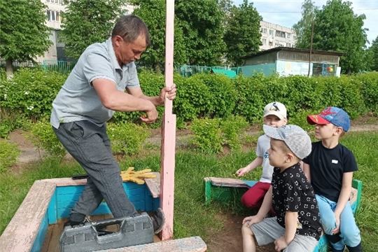 Наблюдение за работой плотника