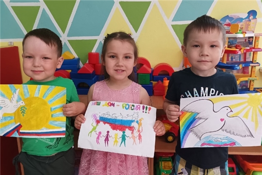 Выставка рисунков "С днем рождения, моя Россия!"