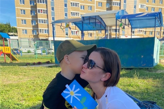 Акция «Я дарю тебе ромашку», посвящённая Дню семьи, любви и верности. Воспитанники детского сада вручили родителям символ праздника - ромашку, сделанную своими руками.