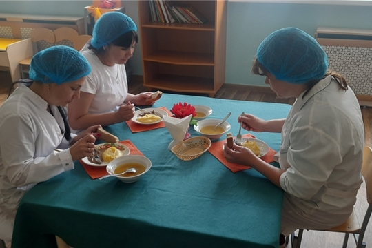 Дегустация для родителей блюд из детского меню.