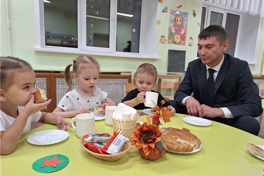 В детском саду собрались малыши с папами, чтобы отметить приближающийся день отца.