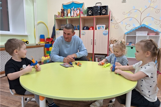 💞Папа может, папа может все что угодно...  В преддверии Дня отца запускаем фестиваль «Мастерславль».  📌Мастерславль – это фестиваль профессий различные мастер-классы.   Вот и  малышам в ходе фестиваля показали мастер класс по ремонту стульчика. Дети познакомились с инструментами и даже попоробовали  себя в роли ремонтников.