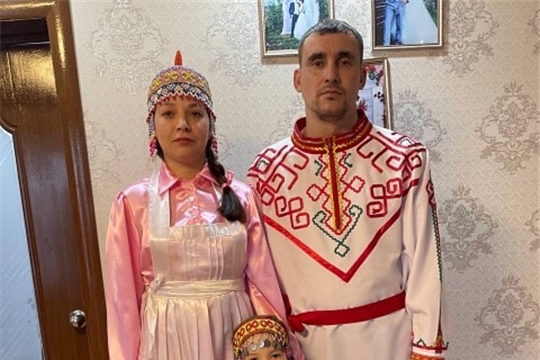 В рамках Года Семьи и Дня народного единства семьи МБДОУ "Детский сад №204" г. Чебоксары принимают активное участие во флешмобе «Семья в национальном костюме»: Воробьевой Анастасии,Андреевой Юлии, Иванова Ромы, Арсения Скворцова, Ялуковой Агнии