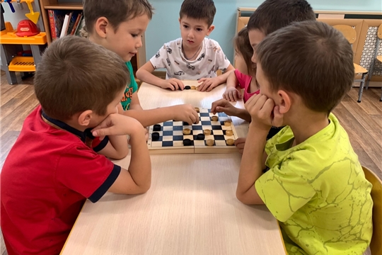 В детском саду функционирует кружок по шашкам.